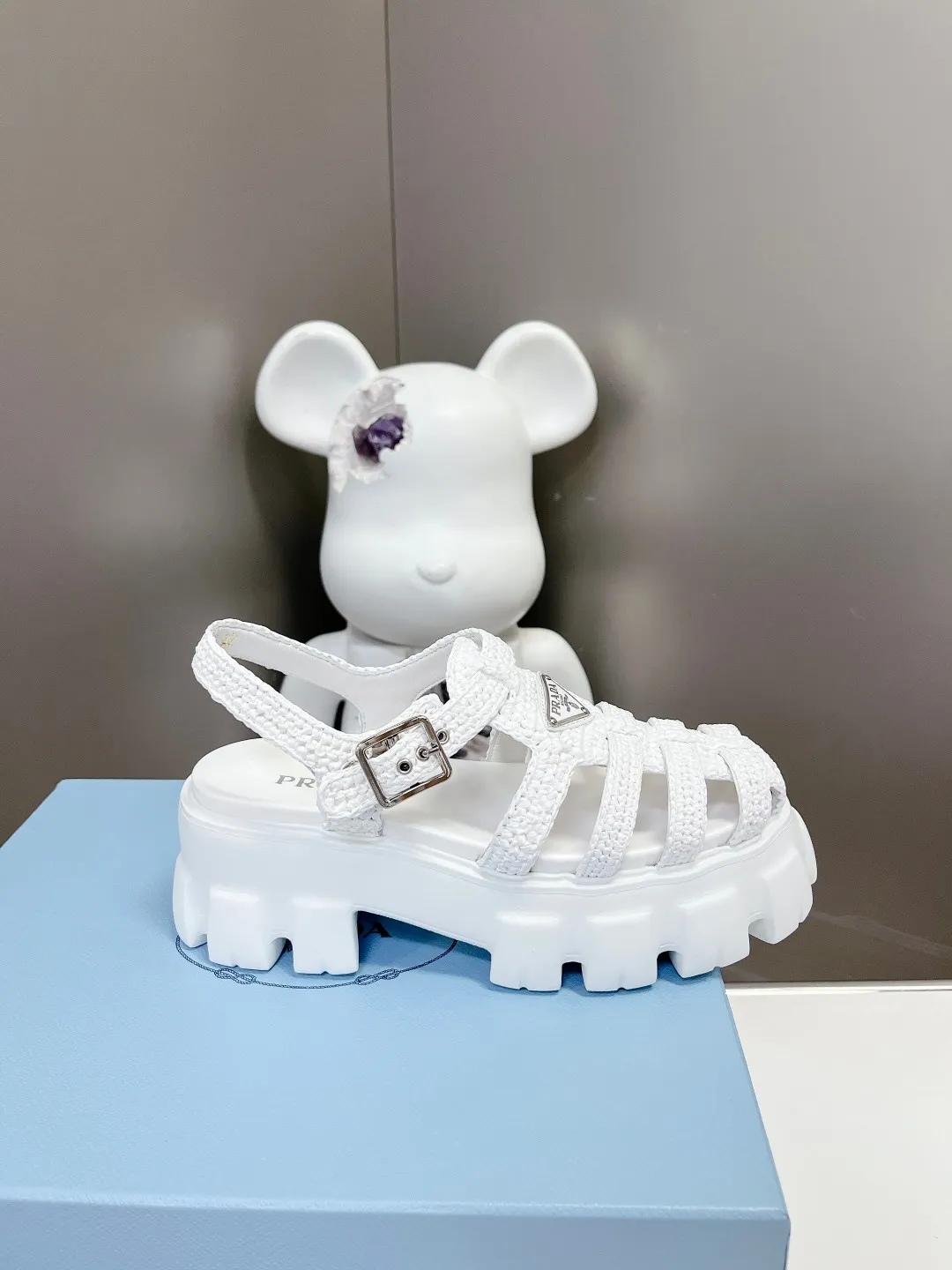 👟👟Ex-factory price 640👟👟 Straw 2023 exclusive version super hot🎊🎊🎊hot prada Prada cage shoes sawtooth Roman braided thick-soled rubber sandals retro fashionable and avant-garde gear teeth 55mm Thick-soled soles, the upper perfectly restores the original craftsmanship, and is made of purely hand-woven uppers. The cost is extremely high, making the whole pair of shoes light and comfortable, full of holiday feel, and bright colors 💐💐💐💐 to satisfy a variety of choices for fashionable people with different styles! The iconic metal triangle logo is paired with the shape of ancient beach sandals. Every design element is fashionable! Code number 35-40